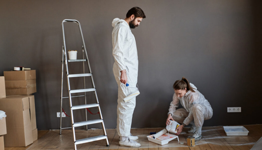 Cómo Pintar una Pared de Color Fuerte a Blanco: Guía Completa para un Acabado Perfecto